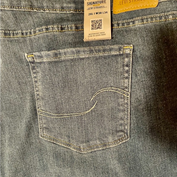 New with tag 
Levi's Strauss Signature Modern Boot Cut Jeans Women's 38x34 Dark - Picture 6 of 9